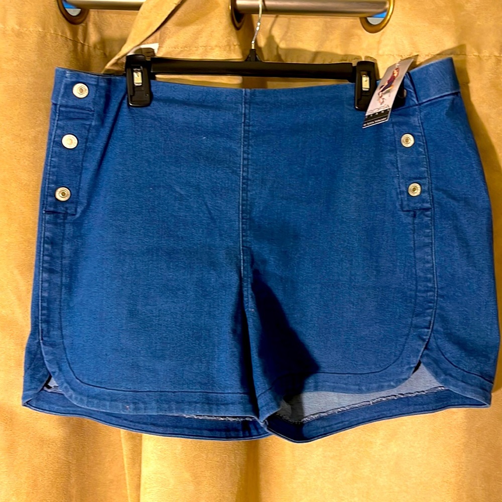 NWOT Side snap Denim shorts